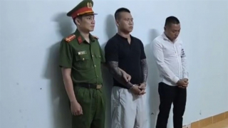 Tạm giữ hình sự 2 đối tượng dùng súng doạ “bắn bể đầu” chủ quán bida