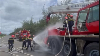 Kịp thời dập tắt vụ cháy xe chuyên dụng cẩu kéo cứu nạn