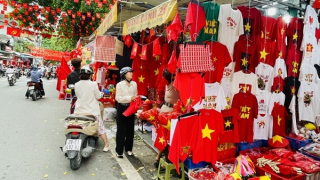 Thị trường đồ lưu niệm sôi động, hút khách trước đại lễ