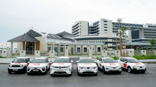 VinFast tặng 100.000 bộ decal Quốc kỳ cho chủ xe