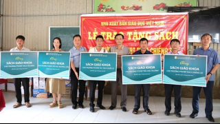 Nhà xuất bản Giáo dục Việt Nam tặng SGK cho học sinh Điện Biên chịu ảnh hưởng mưa lũ