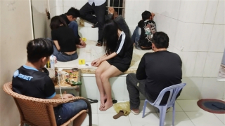 Bắt quả tang 11 nam, nữ đang "bay lắc" trong phòng trọ