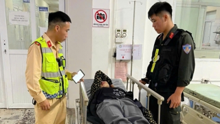 CSGT Phú Thọ kịp thời đưa người phụ nữ bị ngất xỉu trên đường đi cấp cứu