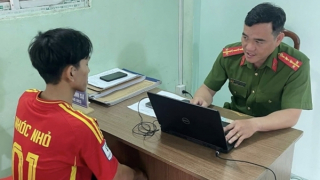 Mang xe đi cầm đồ lấy tiền ăn chơi rồi hoang báo bị cướp