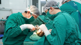 Nối thành công ngón tay cái đứt rời cho cán bộ Công an bị thương