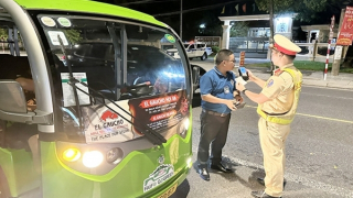 Lộn xộn xe điện phục vụ du khách ở phố cổ Hội An