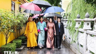 Phu nhân Chủ tịch nước và Hoàng hậu Bhutan dâng hương tại chùa Trấn Quốc