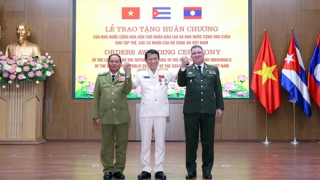 Noble awards embellish the great friendship between Vietnam –Laos and Vietnam–Cuba