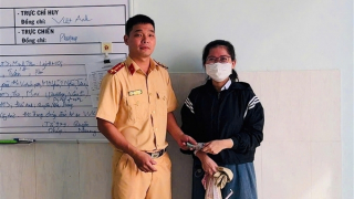 Nhặt được 50 triệu đồng cán bộ CSGT tìm người đánh rơi để trao lại