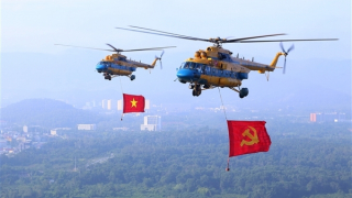Trực thăng bay huấn luyện đội hình treo cờ Đảng, cờ Tổ quốc chuẩn bị cho A80