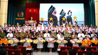 Tiếp nhận chương trình “Con nuôi Công an Điện Biên” và lưu học sinh 6 tỉnh Bắc Lào