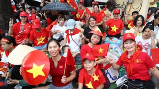 Hà Nội rực rỡ sắc đỏ, người dân háo hức đón xem tổng hợp luyện diễu binh