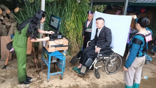 Công an tỉnh Sơn La làm thêm giờ, đến tận nhà đảng viên để lập hồ sơ đổi thẻ Đảng