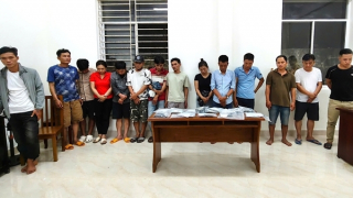 Phá ổ đánh bạc ăn thua hàng trăm triệu trong rừng keo