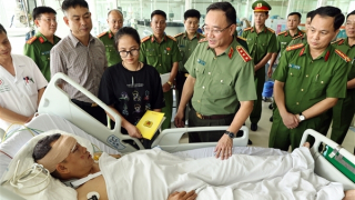 Thứ trưởng Phạm Thế Tùng thăm, động viên cán bộ CSCĐ bị thương khi làm nhiệm vụ