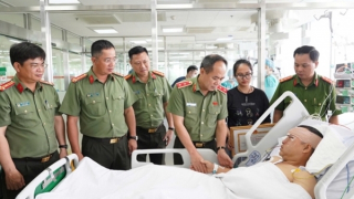 Giám đốc Công an TP Hà Nội thăm hỏi cán bộ CSCĐ bị thương khi làm nhiệm vụ