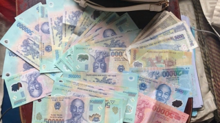 Cụ bà vui mừng nhận lại tiền bỏ quên trên tàu Bắc-Nam