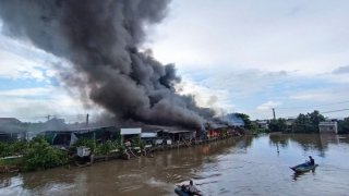 Người đàn ông ở Cà Mau đốt nhà, khiến 56 kiot bị thiêu rụi