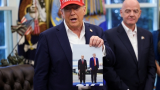 Tổng thống Mỹ khoe ảnh do ông Putin tặng