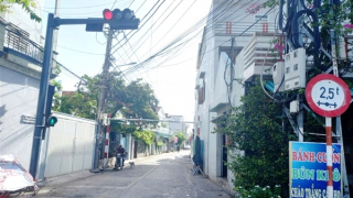 Lắp đặt biển báo, chắn gác đường bộ bất hợp lý, chính quyền cơ sở ở Đắk Lắk nói gì?