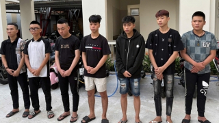 Khởi tố, bắt tạm giam nhóm côn đồ vô cớ đánh thiếu niên mù mắt