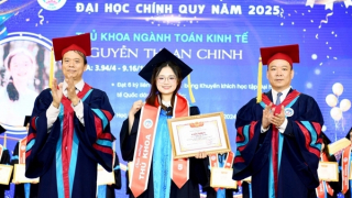Đại học Kinh tế Quốc dân trao học bổng trị giá hàng chục triệu đồng cho các tân cử nhân xuất sắc