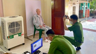 Công an Thanh Hóa đến tận nơi ở cấp đổi thẻ Đảng viên cho người già