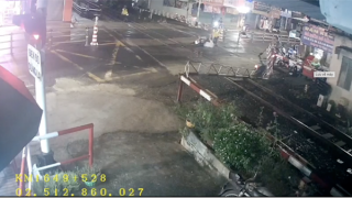 Hai nữ nhân viên cứu thanh niên phi xe máy húc đổ đường ngang thoát nạn