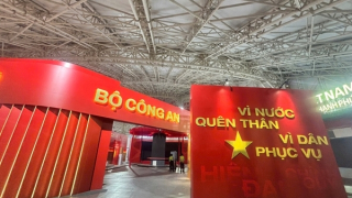 Nhiều trải nghiệm hữu ích tại gian triển lãm 80 năm của CAND