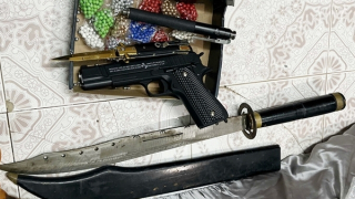 Triệt xóa 2 điểm ghi lô đề, phát hiện súng cùng hung khí nguy hiểm