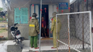 Công an phường ven biển ở Huế “đi từng ngõ, gõ từng nhà” giúp người dân chống bão số 5