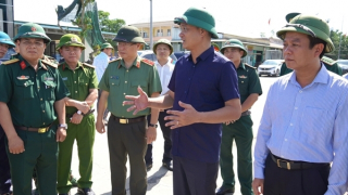 Công an Quảng Trị bám sát cơ sở cùng nhân dân chống bão