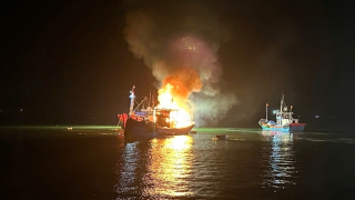 Tàu cá neo đậu tại cửa biển Sa Kỳ bất ngờ bốc cháy trong đêm