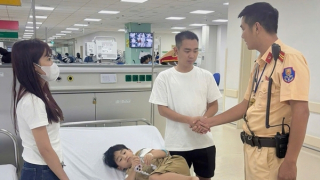 CSGT Hà Nội dùng xe chuyên dụng mở đường đưa cháu bé đi cấp cứu kịp thời