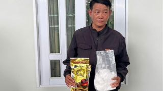 Mang 1kg ma túy dạng đá đi bán thì bị... tóm