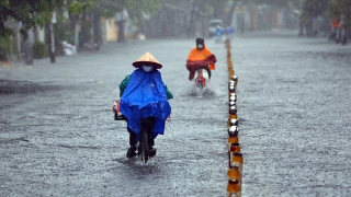 Mưa to từ miền Trung vào đến Nam Bộ, Biển Đông bão mạnh