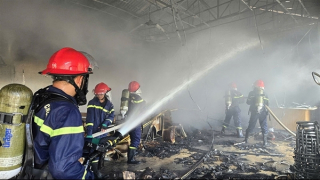 Cảnh sát phong tỏa hiện trường, dập tắt đám cháy tại quán ăn