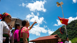 “Ánh sáng xanh” thắp sáng từng bản làng, xóm biển mùa hè