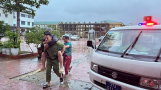 Công an xã kịp thời đưa người dân đi cấp cứu trong mưa bão