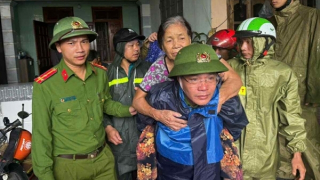 Công an Thanh Hoá xuyên đêm di dời dân chống bão số 5