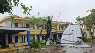 Bão số 5 áp sát đất liền Nghệ An và Hà Tĩnh, mưa rất to trong lúc triều dâng