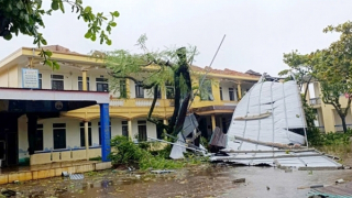 Bão số 5 khá dị thường, còn tiếp tục "quần thảo" đến nửa đêm