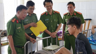 Thăm, động viên chiến sĩ Công an tỉnh Quảng Ngãi bị thương khi chữa cháy tàu cá