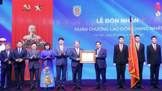 Thủ tướng Phạm Minh Chính trao Huân chương Lao động hạng Nhất tặng Bộ Tư pháp