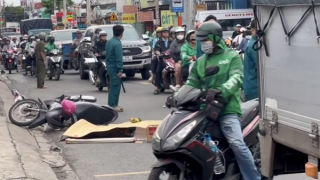 Bị xe tải tông, tài xế xe ôm công nghệ tử vong, khách may mắn thoát nạn