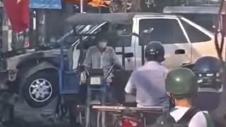 Bị phạt vì dùng xe ba gác chở "xác" ô tô