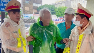 Cụ ông đi lạc trong mưa bão được CSGT Hà Nội hỗ trợ trở về nhà