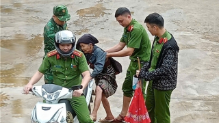 Công an xã ở Thanh Hoá chủ động di dời người dân khỏi vùng nguy cơ sạt lở đất