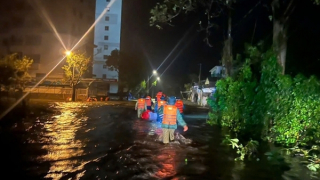 Lực lượng Công an Nghệ An kịp thời hỗ trợ nhân dân trong mưa bão