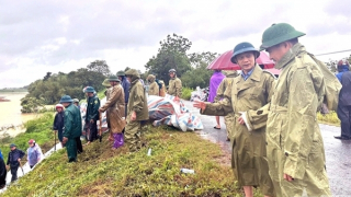 Xử lý sự cố xảy ra trên các tuyến đê tại Thanh Hóa do lũ lên nhanh